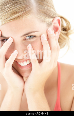 Eine junge Frau deckt ihr Gesicht Nahaufnahme Stockfoto