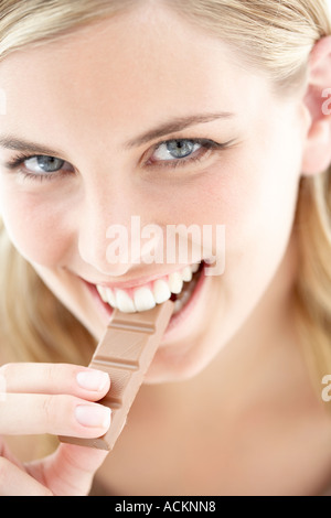 Eine junge Frau essen Schokolade schließen Stockfoto