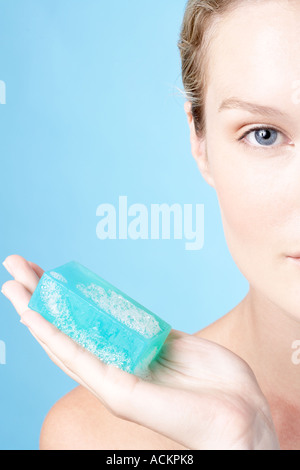 Junge Frau mit einem Stück Seife hautnah Stockfoto