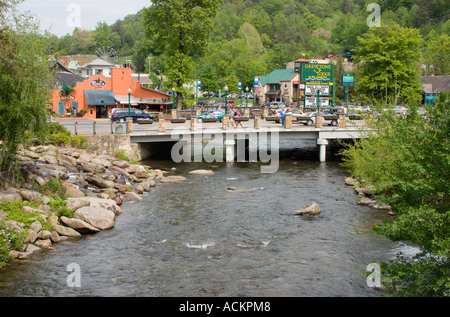 Die Brücke überquert den Little Pigeon River am südlichen Ende der Innenstadt von Gatlinburg, Tennessee, USA Stockfoto