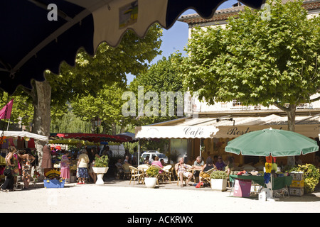 Markt und Terrasse im Dorf Rémuzat, Drôme Provencale, Frankreich Stockfoto