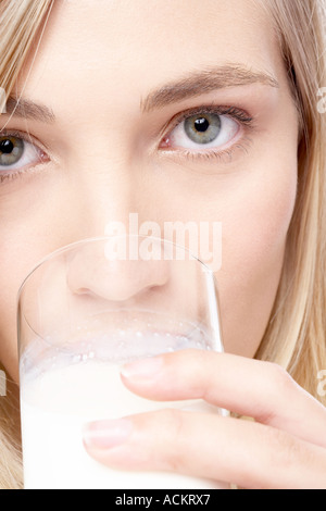 Eine junge Frau, Blick auf die Kamera zu trinken Stockfoto