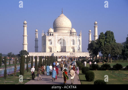 Touristen in den Gärten des indischen Taj Mahal Agra Uttar Pradesh Stockfoto
