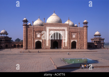 Die Moschee an der Westseite von der Taj Mahal Agra Uttar Pradesh Indien das ist aus Sandstein gebaut. Stockfoto