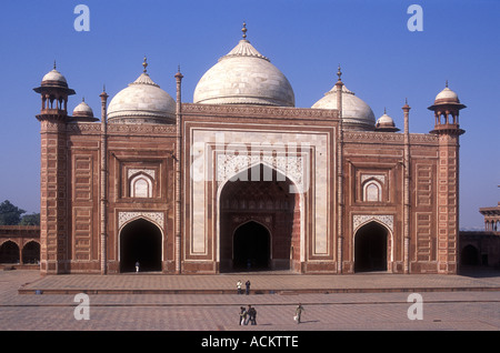 Die Moschee an der Westseite von der Taj Mahal Agra Uttar Pradesh Indien das ist aus Sandstein gebaut. Stockfoto