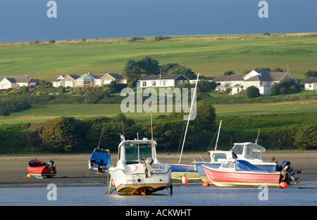 Freizeit und Vergnügen Boote vertäut am Parrog Newport Pembrokeshire West Wales UK im frühen Abendlicht Stockfoto