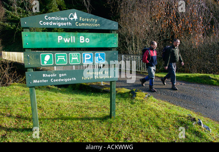 Wanderer am PWLL BO Picknickplatz in der Nähe von Llanwrtyd Wells Powys Wales UK Teilnahme an der Real Ale Wanderung walking festival Stockfoto
