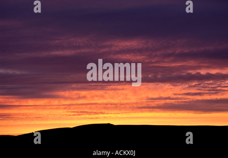 Sonnenuntergang über der Iron Age Wallburg Twmbarlwm Newport South Wales UK Stockfoto