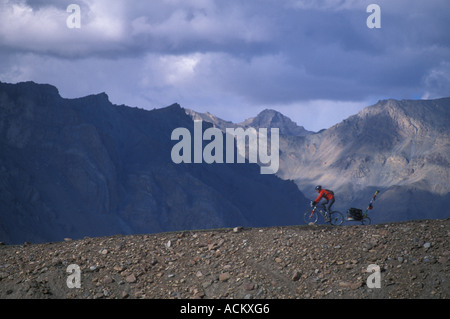 Mann-Zyklus auf einem Bergrücken in Ladakh, Nord-Indien Touren Stockfoto