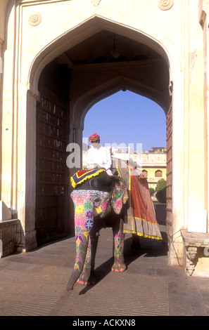 Ein Spaziergang durch die Suraj Pol oder Sonnentor vor dem Abstieg der Rampe vom Amber Fort in Jaipur Rajasthan Indien Elefant Stockfoto