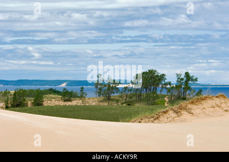 Sanddünen am Lake Michigan mit South Manitou Island im Hintergrund Sleeping Bear Dunes National Lakeshore Michigan Stockfoto