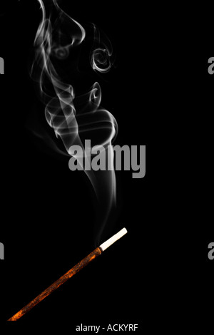 Brennende Räucherstäbchen mit Rauchmuster vor schwarzem Hintergrund Stockfoto