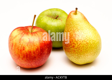 Eine Birne mit grünen und roten Äpfeln, angeordnet auf einem weißen Hintergrund Stockfoto