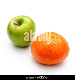 Ein grüner Apfel und Mandarine auf weißem Hintergrund Stockfoto