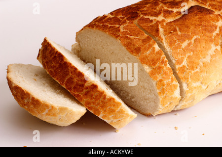 In Scheiben geschnitten Tiger Laib Brot auf weißem Hintergrund Stockfoto