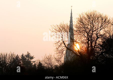 Sonnenaufgang hinter einer englischen Kirchturm. Könige, Sutton, Nr Banbury, Northamptonshire, England Stockfoto