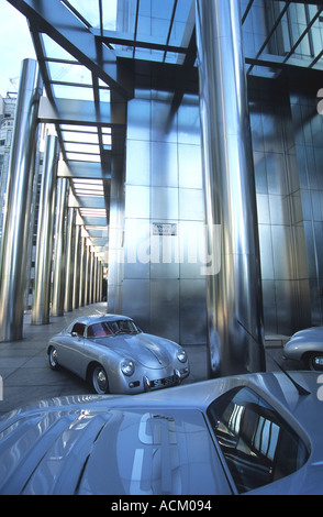 Porsche von Canada Tower Docklands London UK Stockfoto