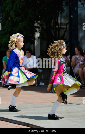 Junge Mädchen irische Bouzouki für die Masse der Zuschauer 2007 Louisville Irish Fest Louisville Kentucky Stockfoto