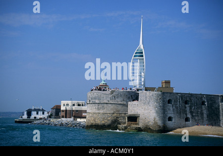 Ansicht der Spinnaker Tower und Rundturm aus Boot im alten Portsmouth Hampshire England UK Stockfoto