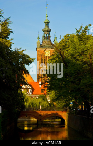 Kanäle und Turm von St. Catherines Kirche in Mitteleuropa Danzig Polen Stockfoto