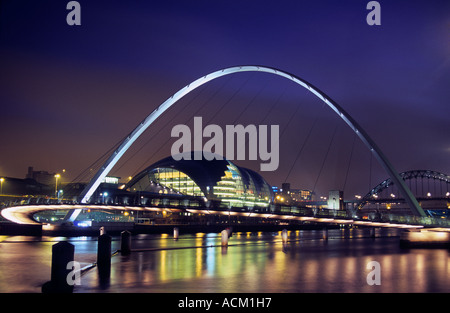 Salbei-Center betrachtet durch Millennium Bridge in der Dämmerung in Gateshead Newcastle upon Tyne England Stockfoto
