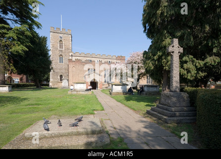 Enfield Pfarrkirche durch den Marktplatz im Zentrum der Stadt Stockfoto