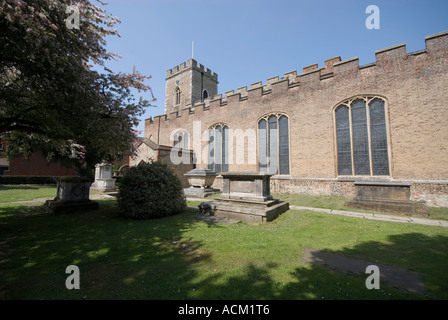 Enfield Pfarrkirche durch den Marktplatz im Zentrum der Stadt Stockfoto