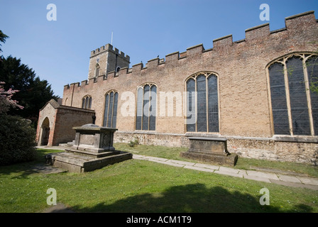 Enfield Pfarrkirche durch den Marktplatz im Zentrum der Stadt Stockfoto