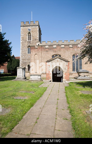 Enfield Pfarrkirche durch den Marktplatz im Zentrum der Stadt Stockfoto