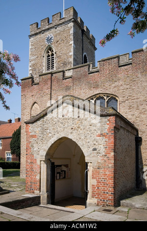 Enfield Pfarrkirche durch den Marktplatz im Zentrum der Stadt Stockfoto