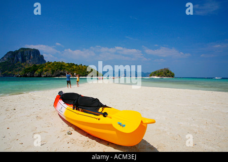 Touristen und Kajak zum Anschluss Sandbank, Ko (Koh) Dam Khwan (Chicken Island), Andamanensee, Thailand Stockfoto