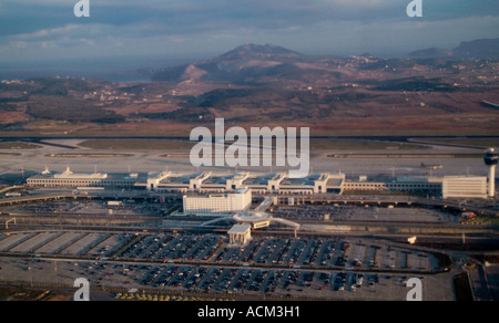 Eleftherios Venizelos Flughafen mit Mount Hymetos und Lykabetous Hügel und das Meer im Hintergrund. Stockfoto