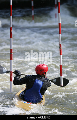 Person im Kanu-slalom Stockfoto