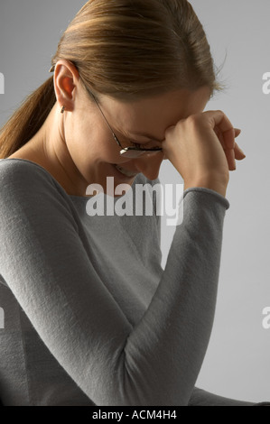 Lächelnde Frau mit Kopf nach unten gebogen Stockfoto