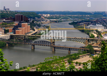 Brücken über den Monongahela Fluss in der Stadt Pittsburgh Pennsylvania Pa USA Stockfoto