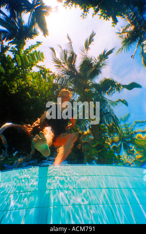 Frau, setzen einen Fuß in den pool Stockfoto