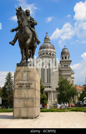 Targu Mures, Siebenbürgen, Rumänien. Piata Trandafirilor (Quadrat) Statue von Avram Iancu und orthodoxe Kathedrale Stockfoto