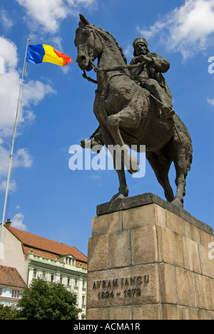 Targu Mures, Siebenbürgen, Rumänien. Piata Trandafirilor (Quadrat) Statue von Avram Iancu und rumänische Flagge Stockfoto