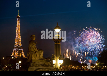 14 Juli (Nationalfeiertag) Feuerwerk, Place De La Concorde, Eiffelturm, Paris, Frankreich Stockfoto