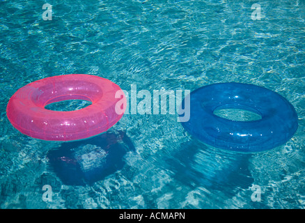 Aufblasbare Spielzeuge in einem Hinterhof-pool Stockfoto