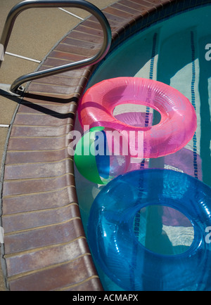 Aufblasbare Spielzeuge in einem Hinterhof-pool Stockfoto