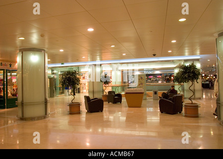 Shop-Interieur in modernen Shopping-Mall in Lille Frankreich EU Stockfoto