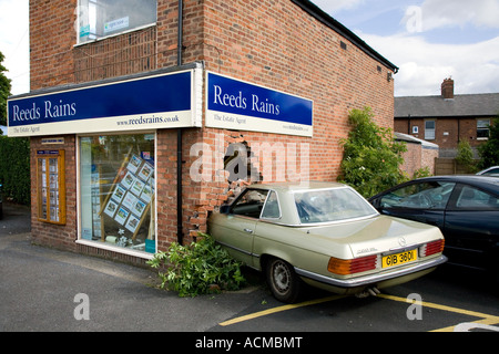 Abgestürzte Mercedes Motor Fahrzeug mit Gewaltschäden an Außenwand auf Schilf regnet Gebäude in Preston City Centre Lancashire uk Stockfoto