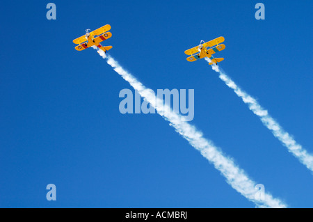 Stearman Doppeldecker fliegen in Formation am Arizona Antik Aircraft Association Kaktus fliegen In Stockfoto