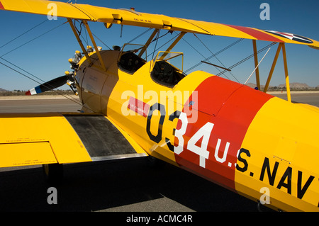 eine Stearman Doppeldecker auf dem Display an der Arizona Antik Flugzeug Verband Kaktus fliegen In Stockfoto