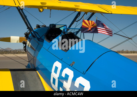 eine Stearman Doppeldecker auf dem Display an der Arizona Antik Flugzeug Verband Kaktus fliegen In Stockfoto