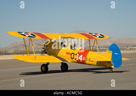 eine Stearman Doppeldecker auf dem Display an der Arizona Antik Flugzeug Verband Kaktus fliegen In Stockfoto