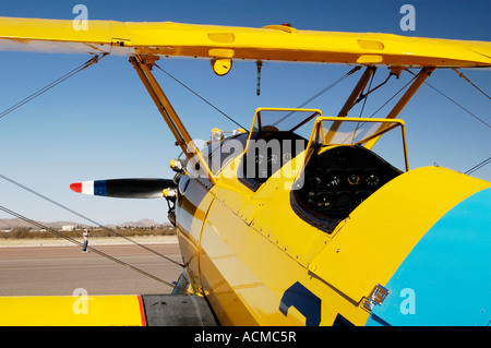 eine Stearman Doppeldecker auf dem Display an der Arizona Antik Flugzeug Verband Kaktus fliegen In Stockfoto