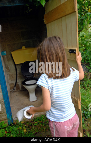WC, Außentoilette, Mädchen mit einem Outdoor-Toilette 
