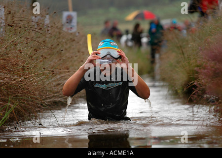 Wettbewerber in den jährlichen Bog Schnorcheln Weltmeisterschaften bei Llanwrtyd Wells Powys Wales UK Stockfoto